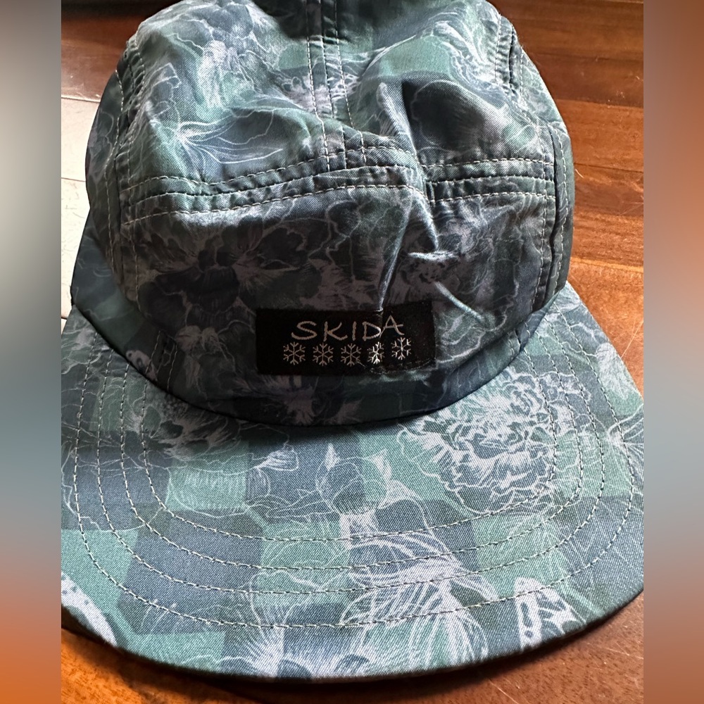 Skida flat brim hat